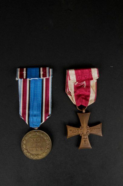 null POLOGNE
Ensemble de deux médailles : 
- Croix de la vaillance, en bronze. Ruban....