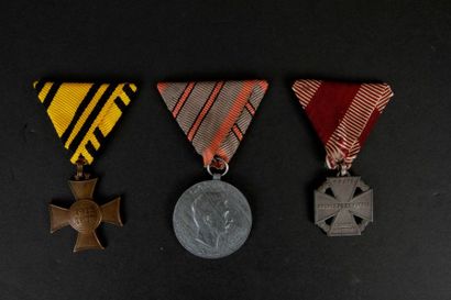 null EMPIRE D’AUTRICHE
Ensemble de trois médailles comprenant : 
- Croix de la mobilisation...