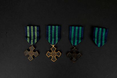 null ROUMANIE
Croix de guerre.
Ensemble de trois croix de guerre :
- en bronze 1916-1918...