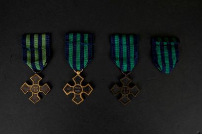 null ROUMANIE
Croix de guerre.
Ensemble de trois croix de guerre :
- en bronze 1916-1918...