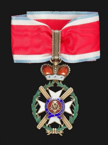 null SERBIE
ORDRE DE TAKOVO, créé en 1865. 
Croix de commandeur en vermeil et émail.
Cravate....