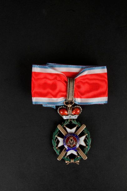 null SERBIE
ORDRE DE TAKOVO, créé en 1865. 
Croix de commandeur en vermeil et émail.
Cravate....