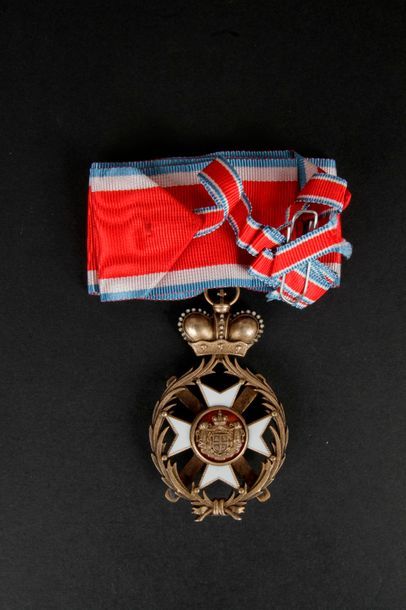 null SERBIE
ORDRE DE TAKOVO, créé en 1865. 
Croix de commandeur en vermeil et émail.
Cravate....