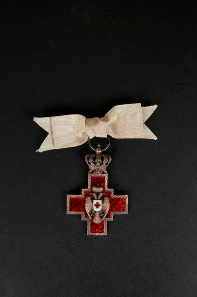 null SERBIE 
Décoration de la croix rouge.
Croix en argent sous couronne royale et...
