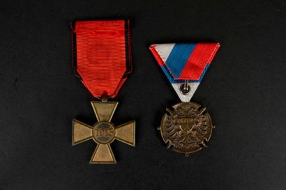 null SERBIE
Deux médailles : 
- Croix de guerre « 1913 » en métal doré. Ruban. 41...