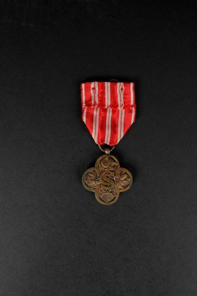 null TCHÉCOSLOVAQUIE
Croix de guerre 14-18.
En bronze (anneau dessoudé). 
Ruban à...