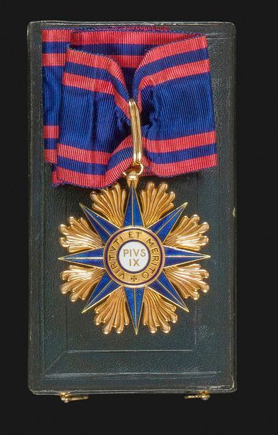 null VATICAN 
ORDRE DE PIE IX, créé en 1847. 
Croix de commandeur en or et émail,...