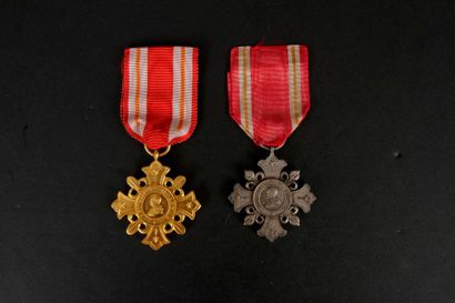 null VATICAN
Deux médailles « Pro Ecclesia et pontifice ».
Croix de classe argent....