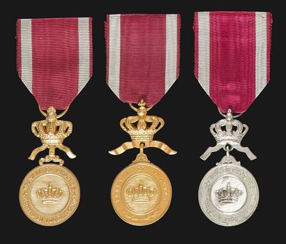 null BELGIQUE 
ORDRE DE LA COURONNE, créé en 1897.
Trois médailles de l’ordre : 
-...
