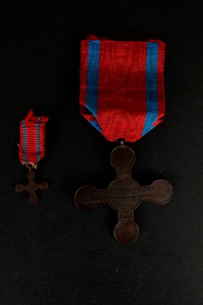 null VATICAN
Croix de Saint Jean de Latran du premier type. 
En bronze. Ruban.
46...