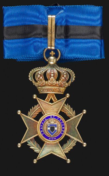 null BELGIQUE 
ORDRE DE LÉOPOLD II, créé en 1900. 
Croix de commandeur, rare modèle...