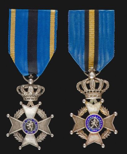null BELGIQUE 
ORDRE DE LÉOPOLD II, créé en 1900. 
Deux croix de chevalier, à légende...