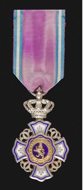 null BELGIQUE 
ORDRE DU LION, créé en 1891. 
Croix de chevalier en métal argenté...