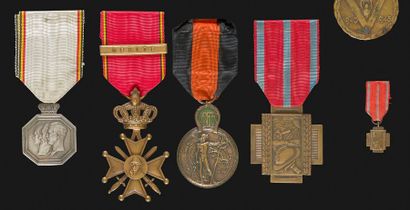 null BELGIQUE 
Ensemble de cinq médailles : 
- Croix de chevalier de l’ordre du mérite...
