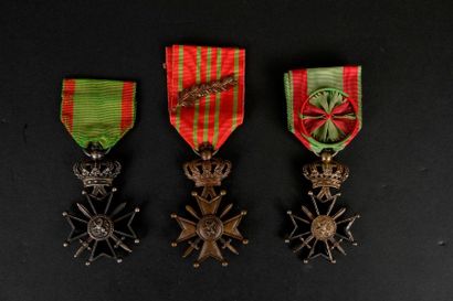 null BELGIQUE 
Ensemble de trois décorations : 
- Croix de guerre 14-18 en bronze....