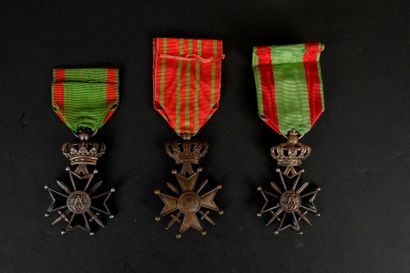 null BELGIQUE 
Ensemble de trois décorations : 
- Croix de guerre 14-18 en bronze....