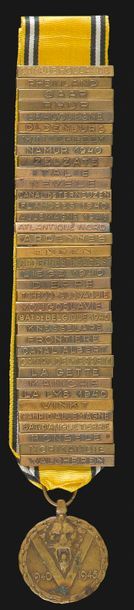 null BELGIQUE 
Médaille commémorative de la guerre 1940-1945. 
En bronze. Ruban neuf...