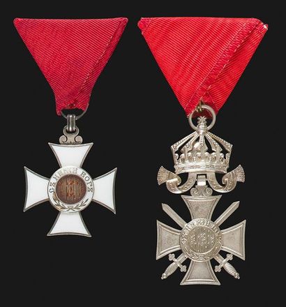 null BULGARIE
ORDRE DE SAINT ALEXANDRE, créé en 1881. 
Deux croix : 
- Croix de 5e...