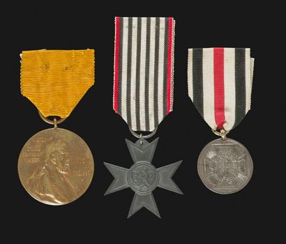 null ALLEMAGNE (PRUSSE) 
Trois médailles : 
- Croix du mérite pour aide de guerre...