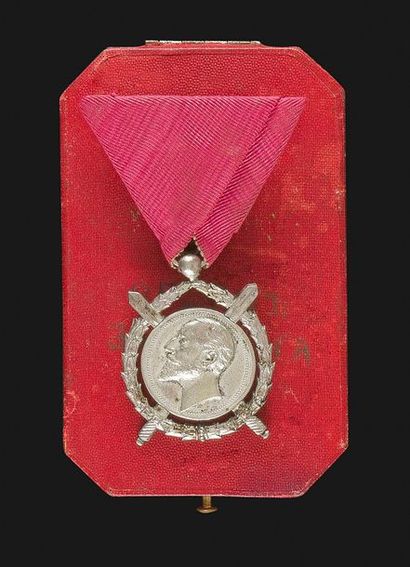 null BULGARIE
Médaille pour le mérite.
En métal argenté, au profil du Roi Ferdinand.
Ruban...