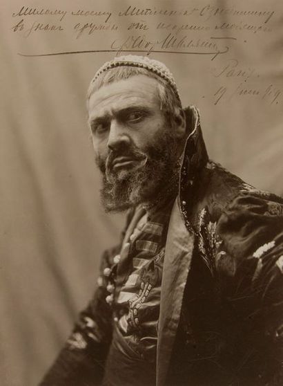 null Feodor CHALIAPINE (1873-1938). Photographie avec dédicace autographe signée,...