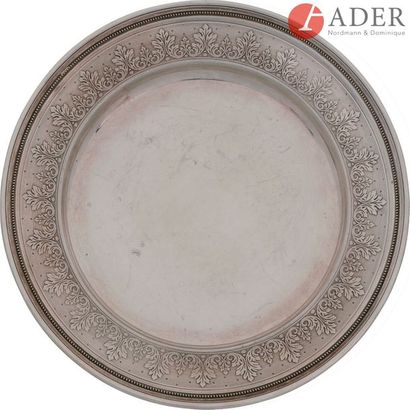 null Lot de quatre assiettes et plats en argent.
Il est composé d’un plat rond mouluré...