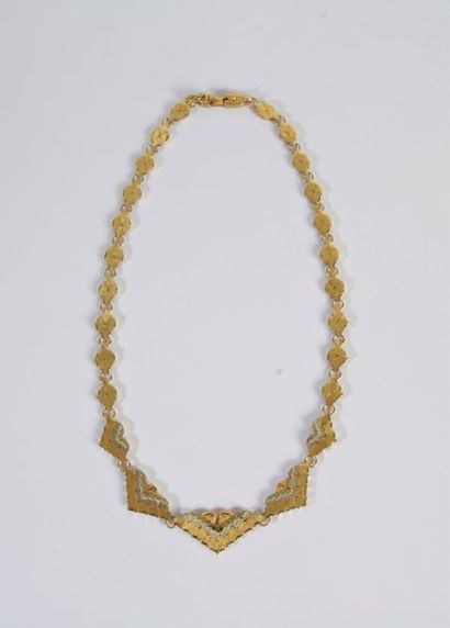 null Collier en trois tons d'or 18K (750), articulé de motifs festonnés en chute....