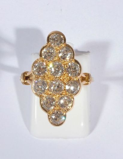 null Bague marquise en or 18K (750), pavée de 12 diamants ronds de taille ancienne....