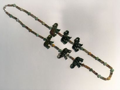 null Collier de viroles de jaspe multicolore scandé de perles de jade et motifs éléphants...
