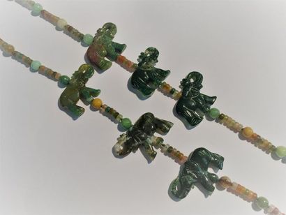 null Collier de viroles de jaspe multicolore scandé de perles de jade et motifs éléphants...