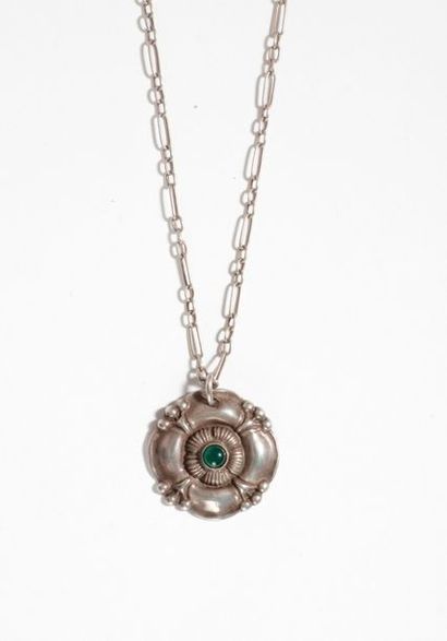 null GEORG JENSEN. Pendentif floral en argent, orné d'une agate verte, coulissant...