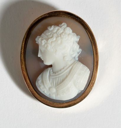 null Broche en or 18K (750), ornée d'un camée sculpté d'une jeune fille de profil....