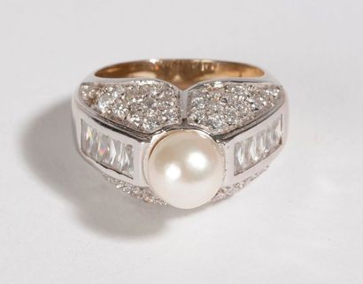 null Bague en or gris 18K (750), ornée de diamants imitation, agrémentée d'une perle...