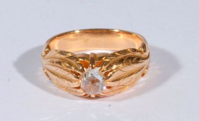 null Bague en or 18K (750), ornée d'un diamant rond taillé en rose, l'épaulement...