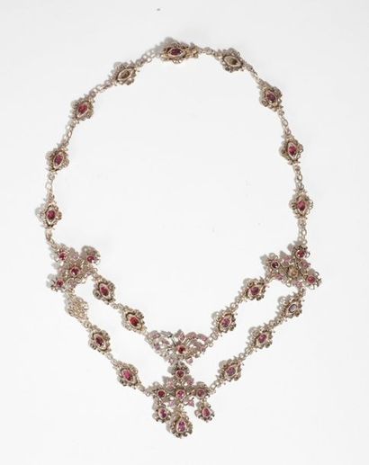 null Collier en argent ajouré, orné de pierres violettes serties clos. Longueur:...