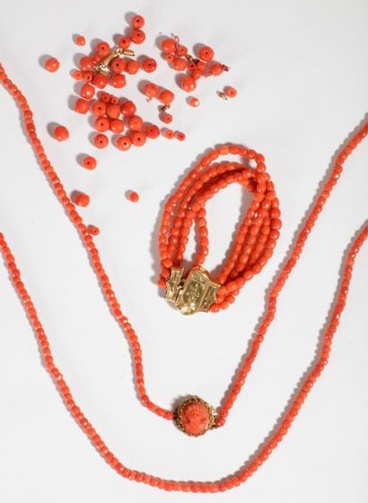 null Lot de deux bijoux en perles de corail facettées comprenant: un collier de trois...