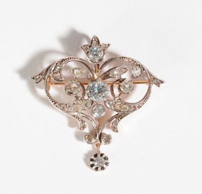 null Broche-pendentif fleuron en argent et en or 18K (750), orné de diamants de taille...