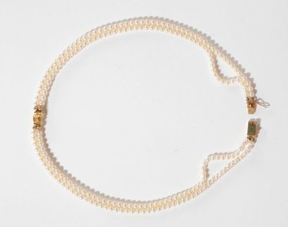 null Collier de deux rangs de perles de culture centré d'un motif ovale orné d'une...