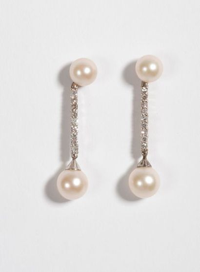 null Paire de pendants d'oreilles en or gris 18K (750), ornés chacun d'une perle...