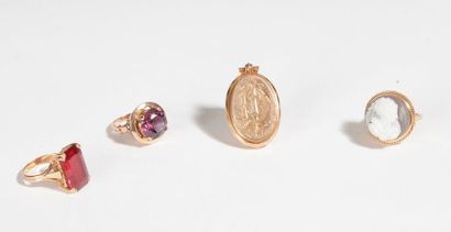 null Lot de 3 bijoux en or 18K (750) comprenant: un pendentif médaillon ouvrant,...