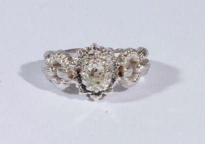 null Bague en or gris 18K (750), ornée d'un diamant de forme ovale de taille ancienne....