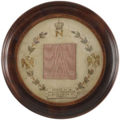 null [NAPOLÉON Ier (1769-1821)].
Morceau de ruban de la Légion d’Honneur ; 3,5 x...