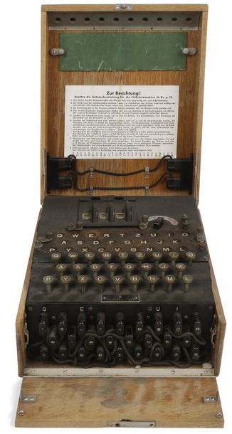null Machine Enigma.
Machine Enigma à encoder à 3 rotors (« M3 ») ; dans sa mallette...