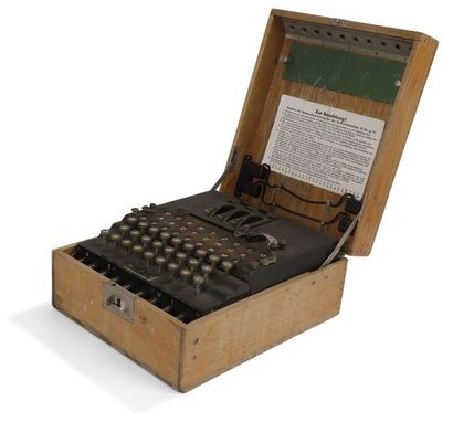 null Machine Enigma.
Machine Enigma à encoder à 3 rotors (« M3 ») ; dans sa mallette...