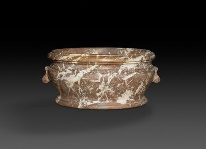 null Vasque en marbre rouge du Languedoc de forme ovale.
XVIIIe siècle.
L : 63 cm
Restauration...