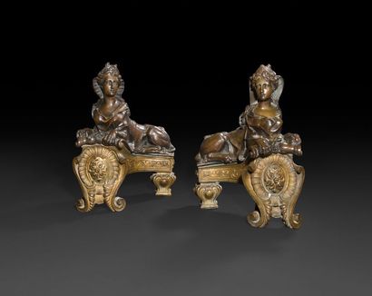 null Paire de grands chenets aux sphinges en bronze patiné et doré, reposant sur...