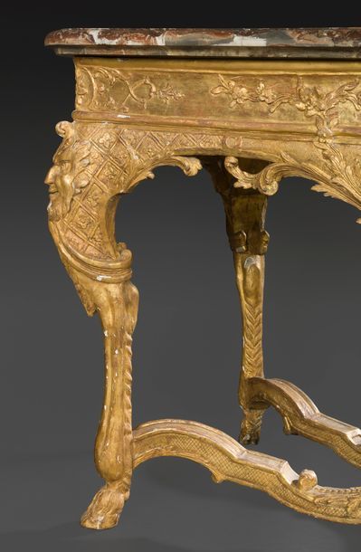 null Table console en bois doré, le dessus de marbre rouge de Rance reposant sur...