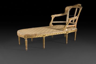 null Chaise longue en bois doré à dossier incurvé et décor de coquille et frises...