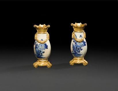 null Paire de vases en porcelaine de Chine craquelée à monture de bronze doré à col,...