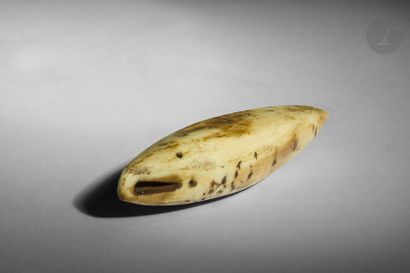 null Une ancienne poignée en forme de baleine pour un couteau ou un grattoir (ulu,...